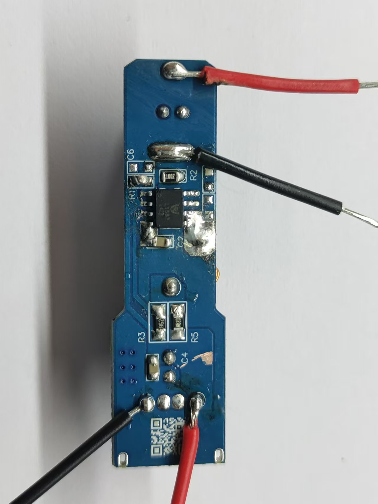 完美体育·（中国）手机网页版1587 输入19V 输出16.8V 电流1.5A降压恒压IC